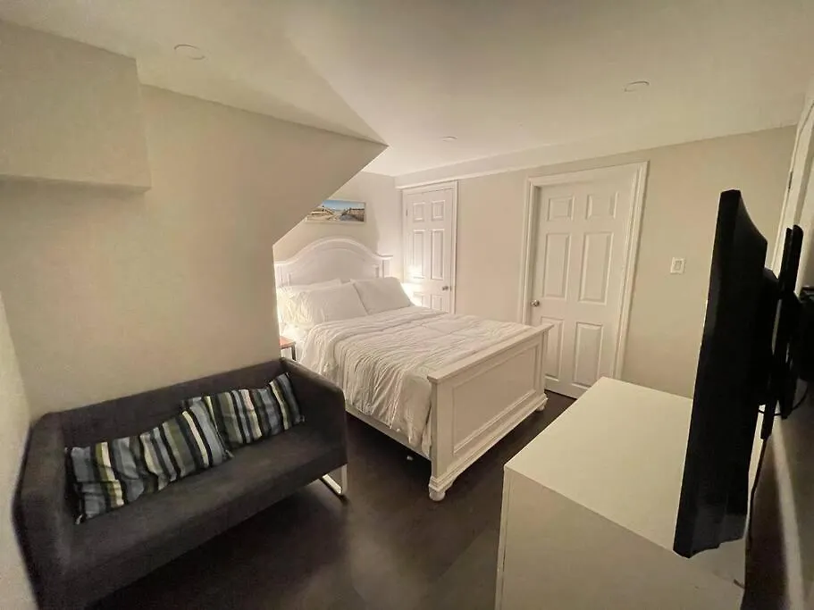 Lovely Junior 1 Bedroom Basement Apartment Toronto 0*,